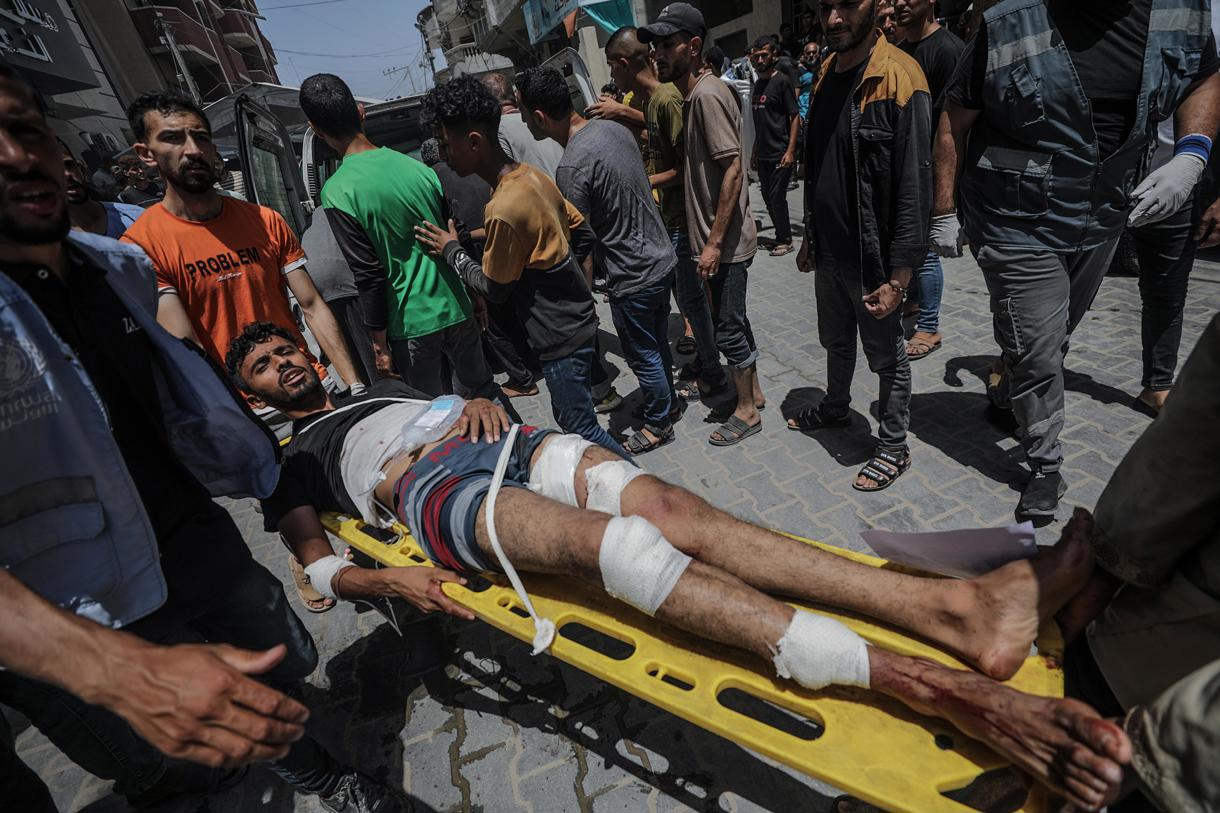 Un palestino herido es trasladado este sábado al hospital de Al Awda durante una operación militar israelí en el campo de refugiados de Al Nusairat, EFE/EPA/MOHAMMED SABLE