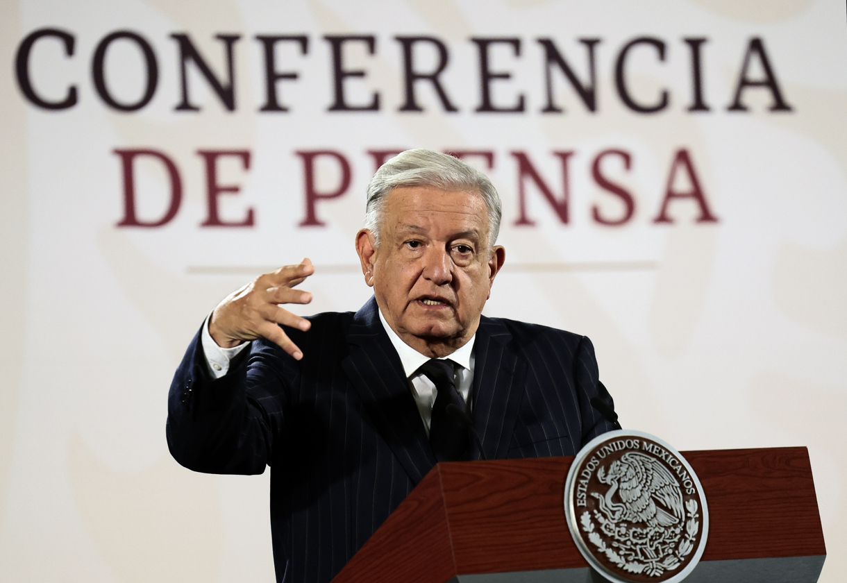 El presidente de México, Andrés Manuel López Obrador, habla durante su conferencia de prensa matutina este martes, en Palacio Nacional de Ciudad de México (México). EFE/ José Méndez