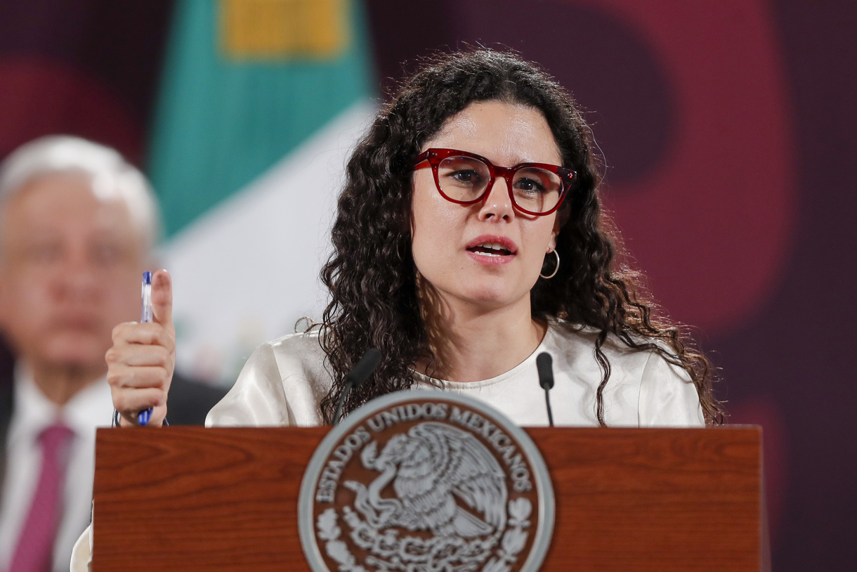 La secretaria de Gobernación, Luisa María Alcalde habla durante una rueda de prensa, este lunes en el Palacio Nacional, de la Ciudad de México (México). EFE/Isaac Esquivel