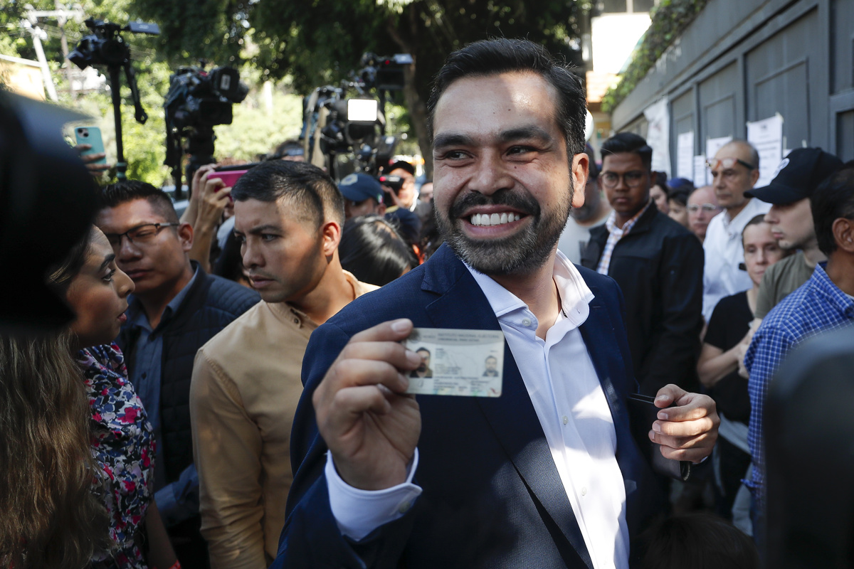 El candidato presidencial de Movimiento Ciudadano (MC), Jorge Álvarez Máynez hace fila para votar en las elecciones generales mexicanas este domingo en un colegio electoral en la Ciudad de México. EFE/Isaac Esquivel