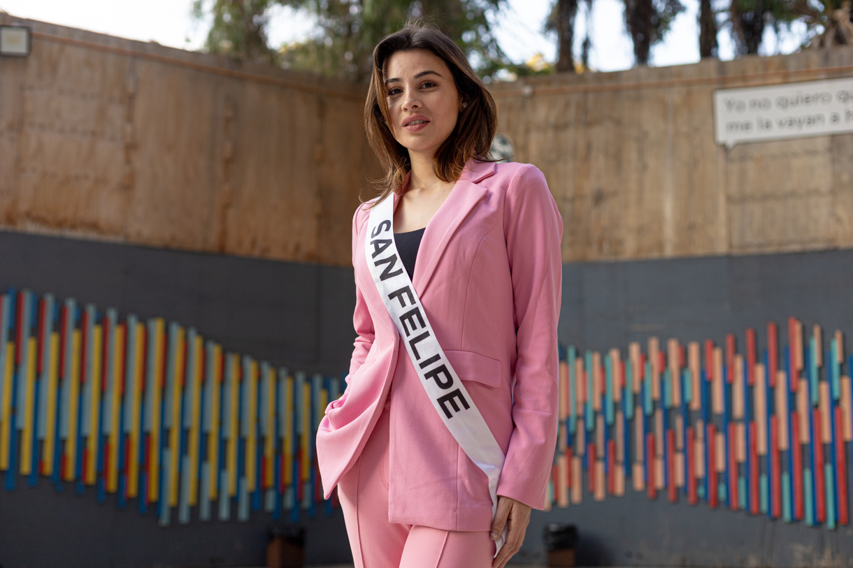 Ariel Cordero, primera mujer transgénero en clasificar al certamen de belleza Miss Universo, posa durante una entrevista con EFE el 16 de junio de 2024 en Santiago (Chile). EFE/ Ailen Díaz