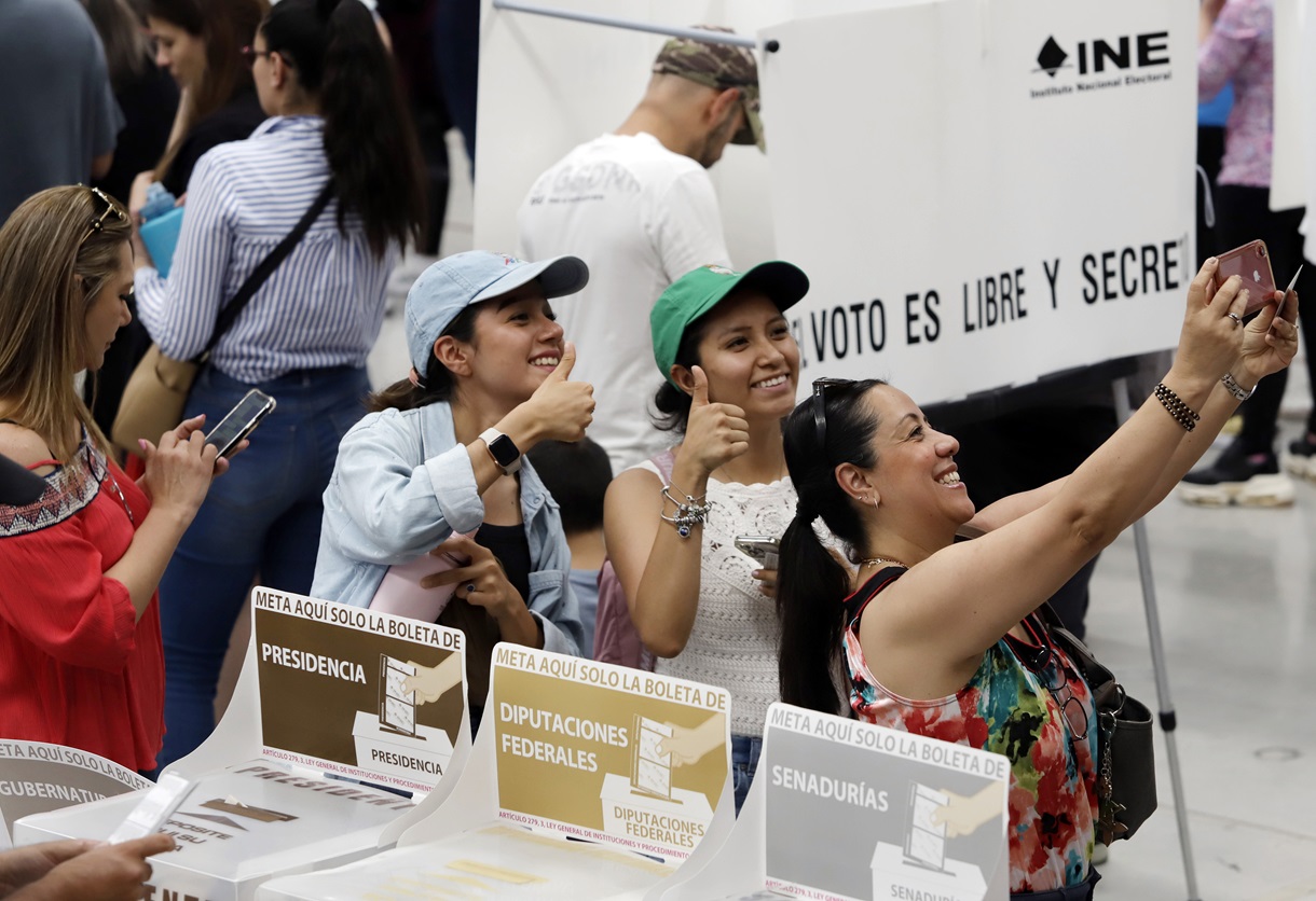 Ciudadanas emiten su voto en las elecciones generales mexicanas este domingo, en un colegio electoral, en el estado de Puebla (México). EFE/ Hilda Ríos