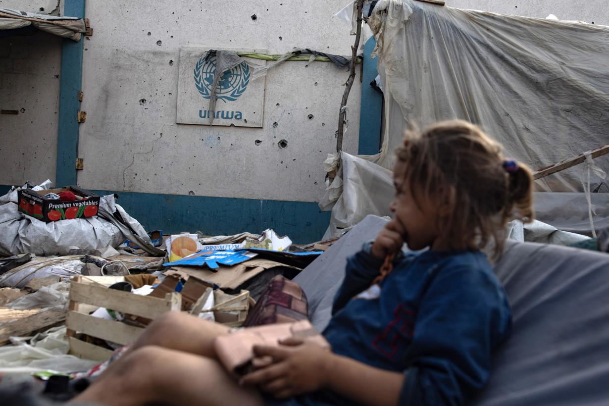 Imagen de archivo de una niña en un campamento de desplazados palestinos en el sur de Gaza.EFE/EPA/HAITHAM IMAD