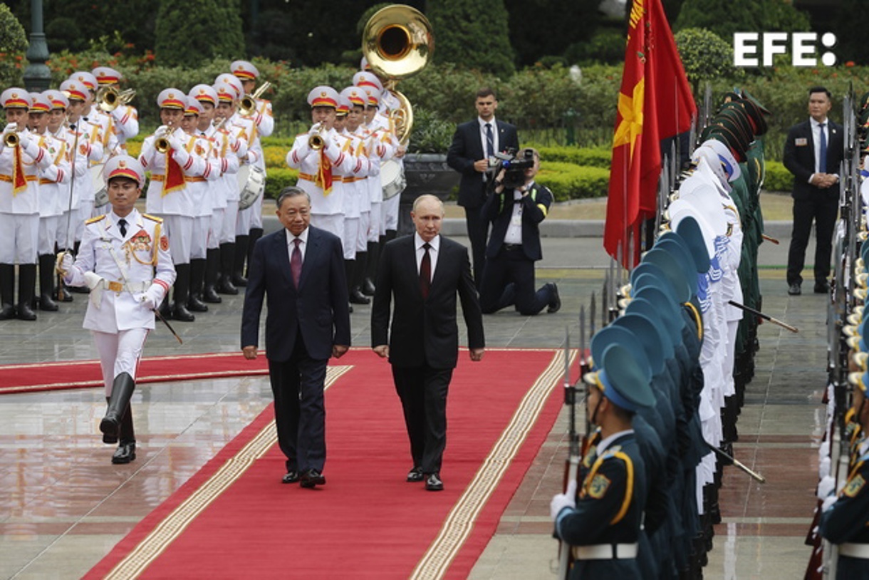 El presidente ruso Vladímir Putin y su homólogo vietnamita, To Lam, durante la ceremonia de bienvenida en el Palacio Presidencial de Hanói en el inicio de la visita de Estado a Vietnam del mandatario ruso. (Rusia) EFE/EPA/MINH HOANG/POOL