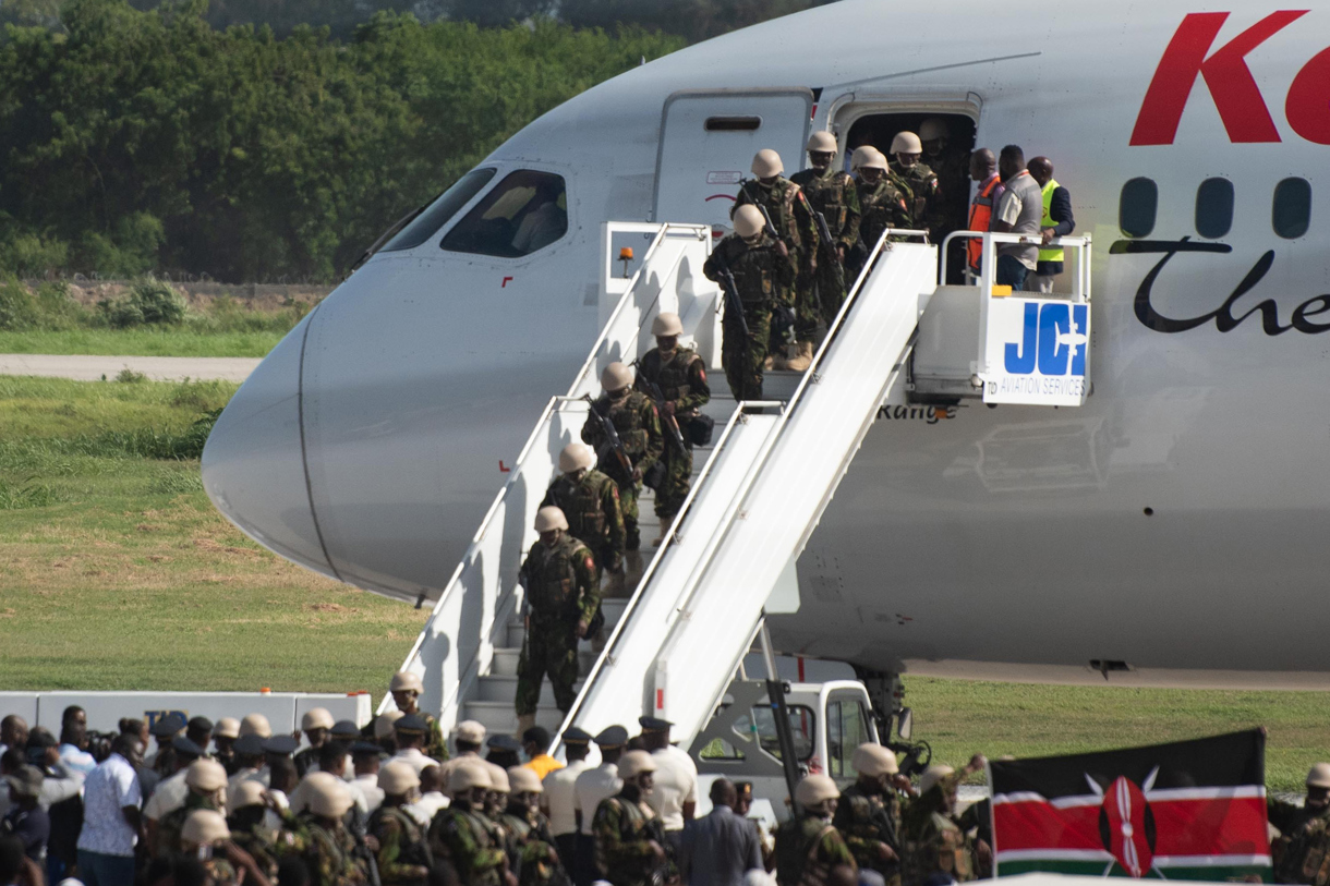 Soldados kenianos descienden de un avión este 25 de junio de 2024, en el aeropuerto Toussaint Louverture de Puerto Príncipe (Haití). EFE/ Johnson Sabin