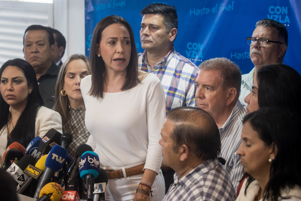 Foto de archivo de la líder opositora María Corina Machado (c) en compañía del candidato Edmundo González. EFE/ Miguel Gutiérrez