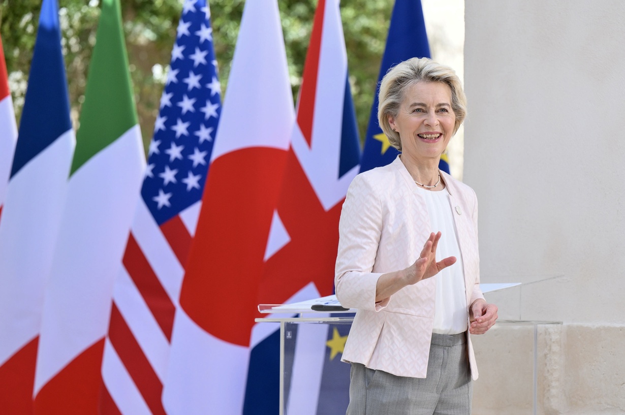 La presidenta de la Comisión Europea, Ursula von der Leyen, saluda cuando llega a la cumbre del G7 en Borgo Egnazia, sur de Italia, el 13 de junio de 2024. La 50.ª cumbre del G7 reunirá a los líderes de los Estados miembros del Grupo de los Siete en la localidad de Borgo Egnazia, en el sur de Italia, del 13 al 15 de junio de 2024. (Italia) EFE/EPA/ETTORE FERRARI