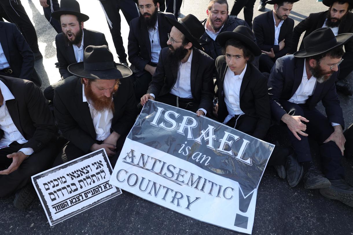 Judíos ultraortodoxos protestan en Jerusalén contra el alistamiento forzoso al Ejército. EFE/EPA/Abir sultan