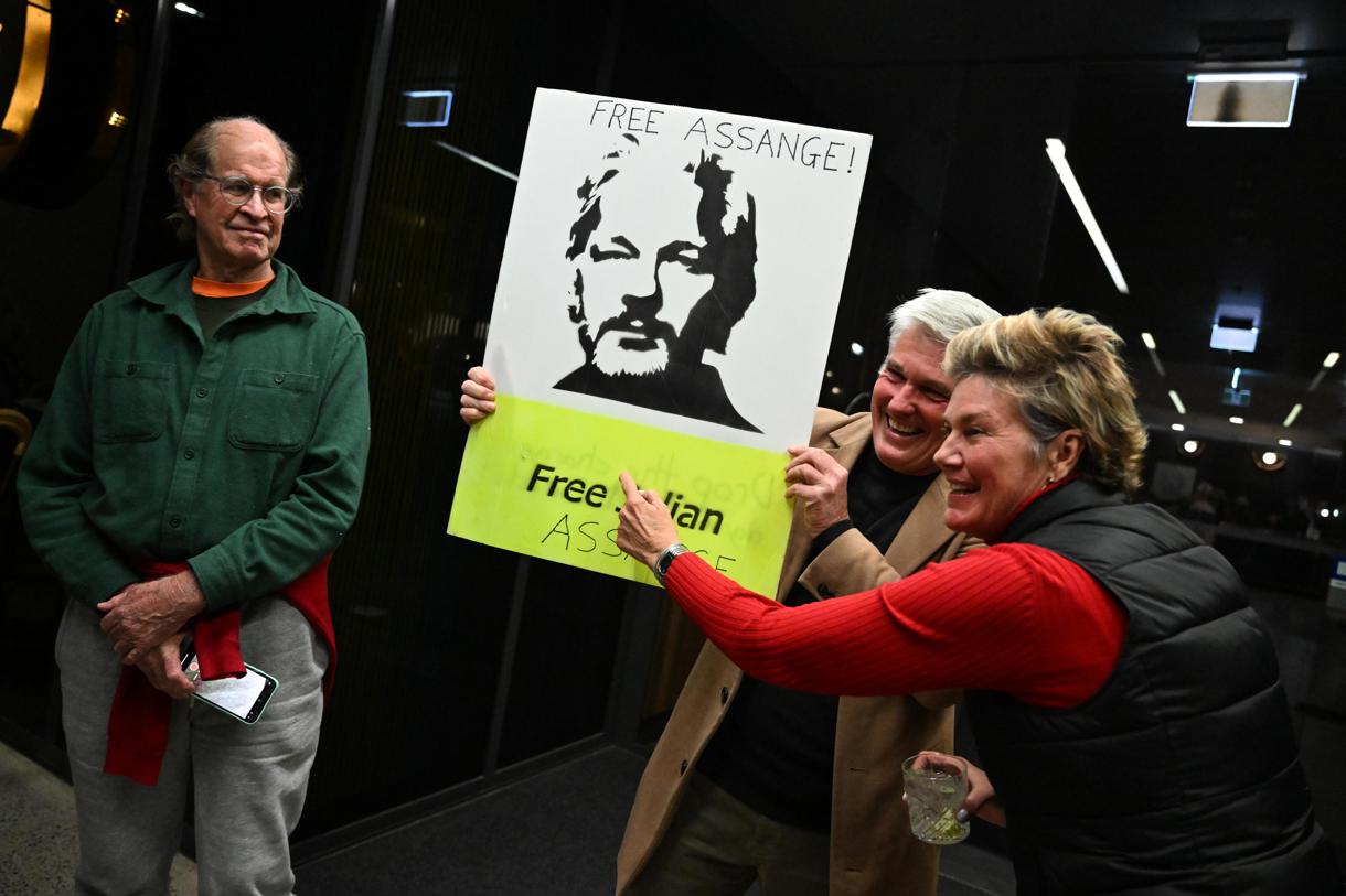 Seguidores del fundador de WikiLeaks, Julian Assange, en Camberra, Australia. EFE/Lukas Coch