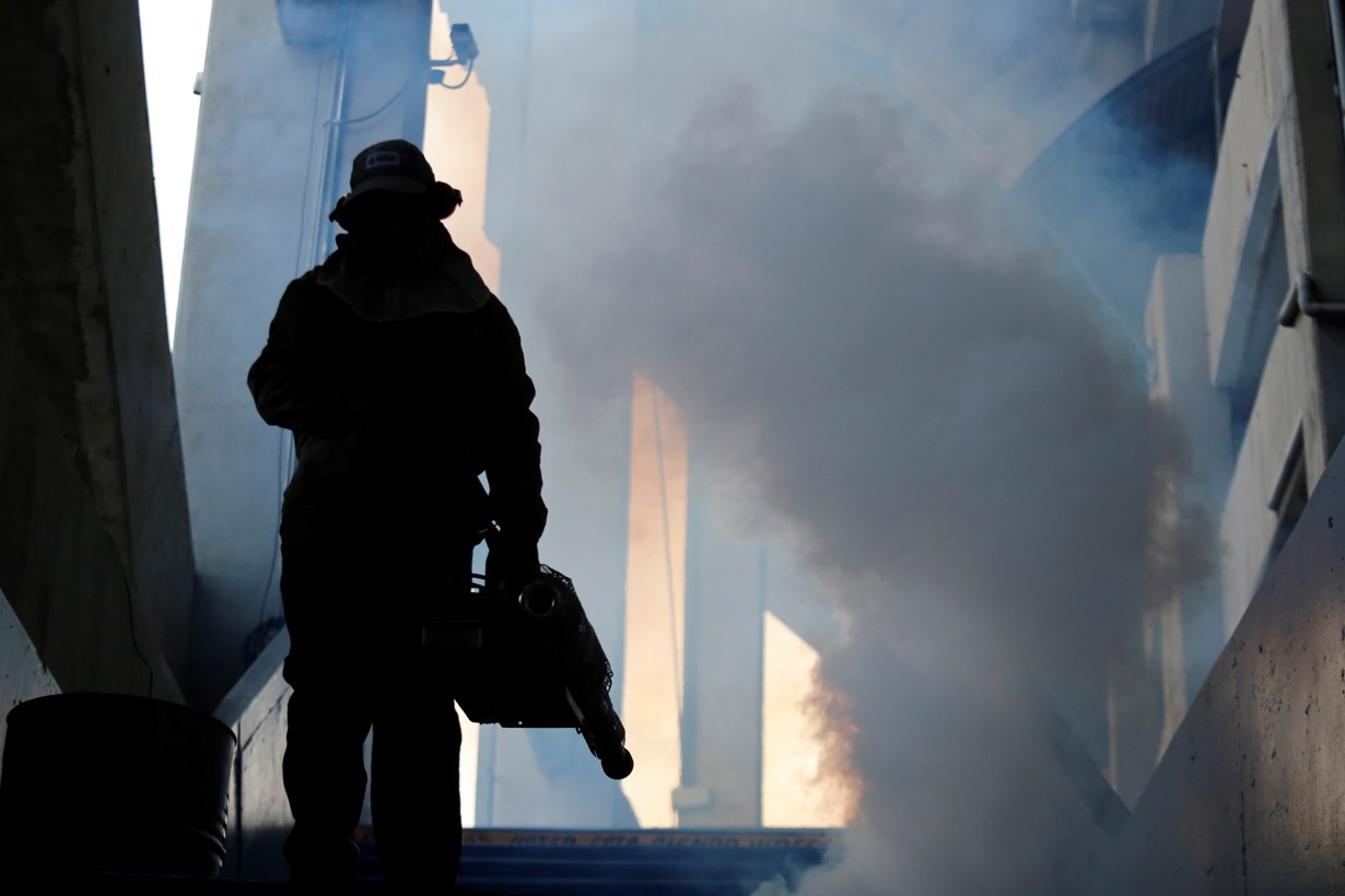 Fotografía de archivo que muestra a un brigadista fumigando para evitar la propagación del virus de dengue en la ciudad de Guadalajara, en el estado de Jalisco (México). EFE/Francisco Guasco