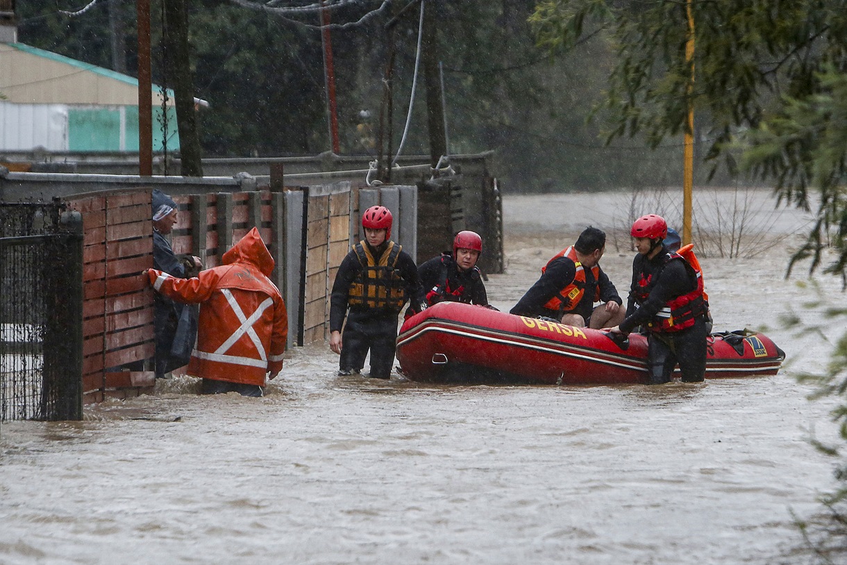 Personal de Carabineros, bomberos y emergencias evacúan a personas tras el desborde del río Andalién este 12 de junio de 2024, en la comuna de Concepción, región del Biobío a unos 500 kilómetros al sur de Santiago (Chile). EFE/ Ignacio Vásquez