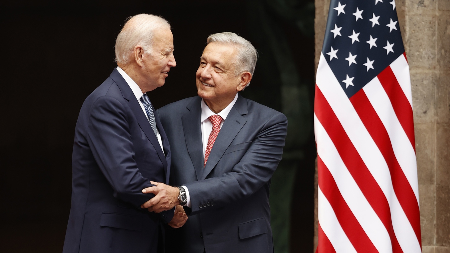 Fotografía de archivo del presidente de México, Andrés Manuel López Obrador (d), y el presidente de EUA, Joe Biden, en Ciudad de México. EFE/ José Méndez