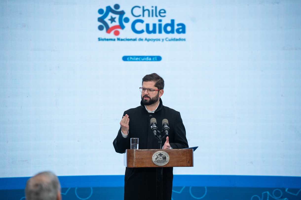 Fotografía del mandatario chileno, Gabriel Boric, durante la firma del proyecto de ley que crea el Sistema Nacional de Cuidados, este 7 de junio 2024, en Santiago. EFE/ Presidencia De Chile