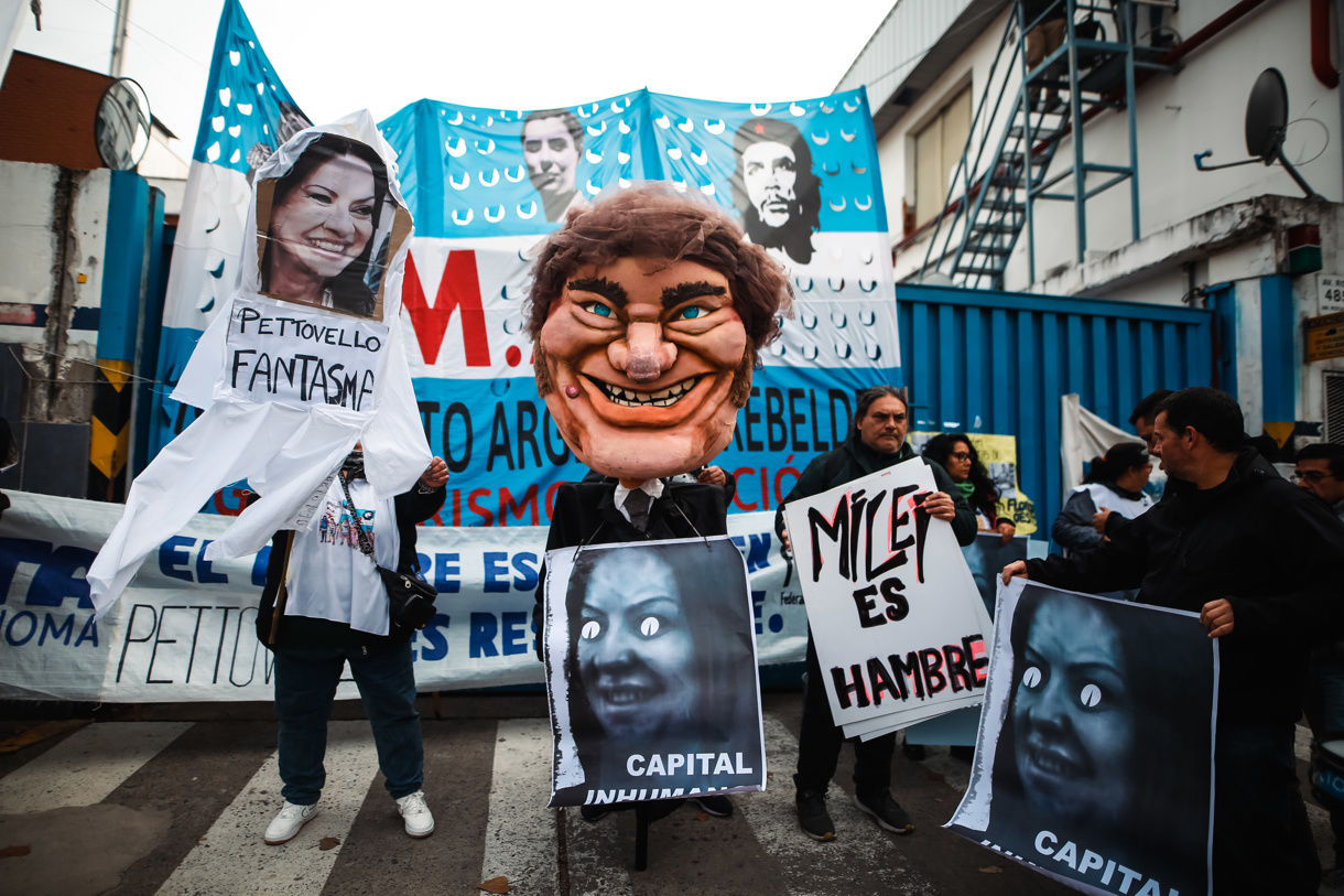 Integrantes de organizaciones sociales se manifiestan frente a un depósito donde se encuentran más de 5 millones de kilos de alimentos, este 29 de mayo de 2024 en Villa Martelli, en la Provincia de Buenos Aires. EFE/Juan Ignacio Roncoroni