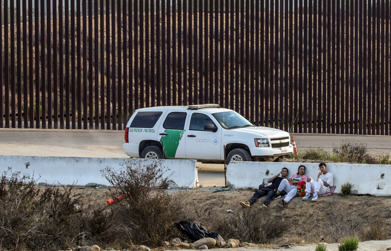 Policías estadounidenses realizan rondas de vigilancia en los límites de la ciudad de Tijuana, en Baja California (México). Fotografía de archivo. EFE/ Joebeth Terríquez