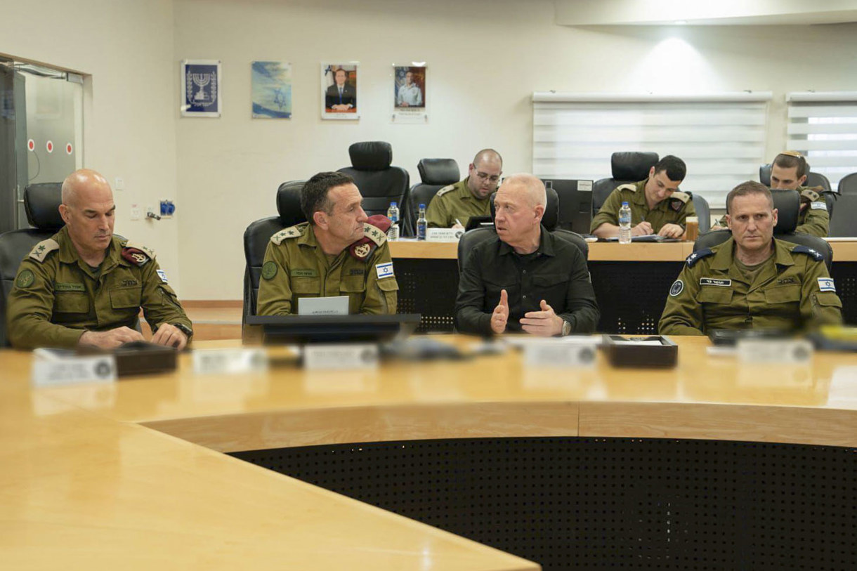 El ministro Yoav Gallant y el jefe de Estado Mayor del Ejército, Herzi Halevi, durante la reunión que han mantenido hoy miércoles para evaluar la situación operativa al norte de Israel. EFE / Ministerio Defensa Israelí