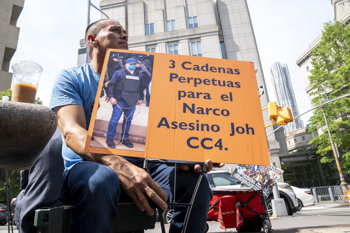 Un hombre sostiene una pancarta que pide “3 cadenas perpetuas al expresidente hondureño Juan Orlando Hernández”, frente al tribunal federal de Manhattan en Nueva York (EUA). EFE/ Ángel Colmenares