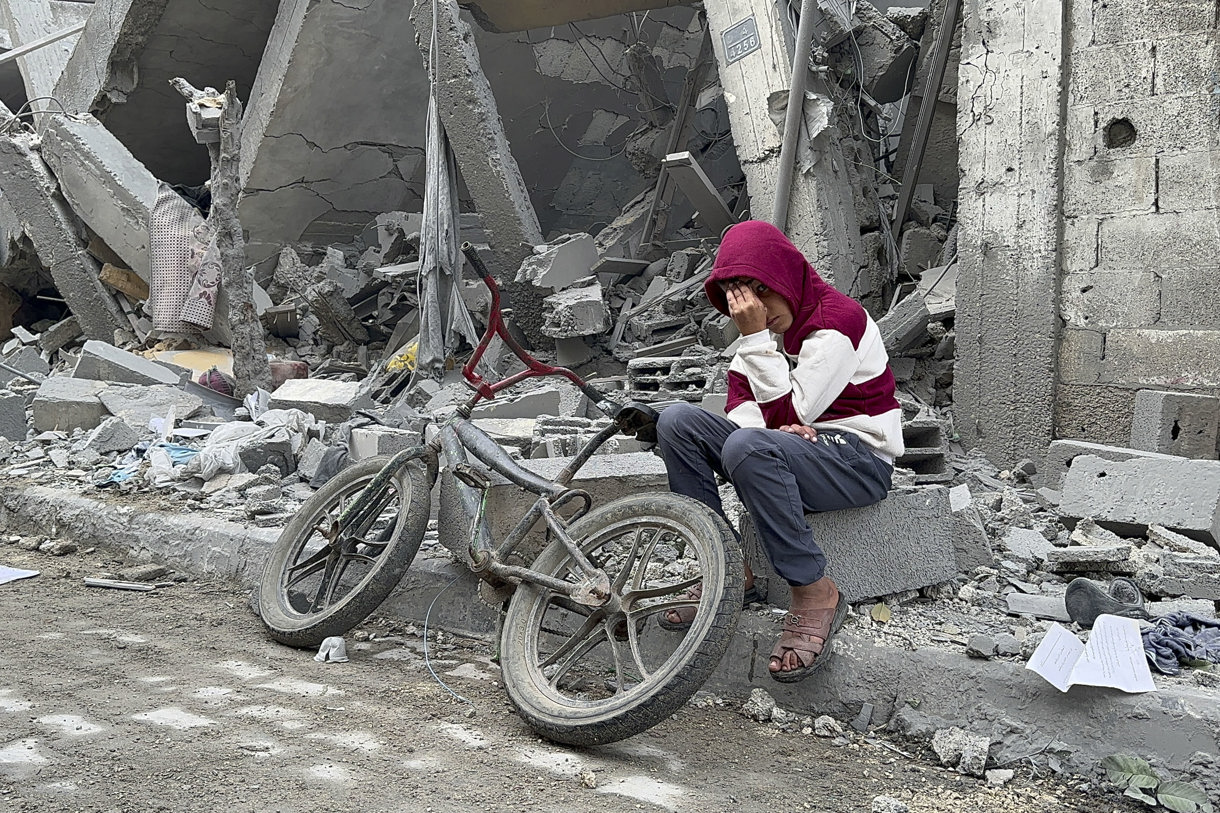 Un menor entre los escombros de un edificio bombardeado en Rafah, Palestina. EFE/Str