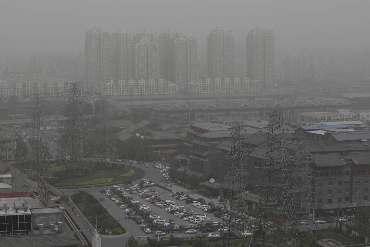 Vista general de varias viviendas afectadas por la contaminación del aire en Pekín, China. EFE / WU HONG