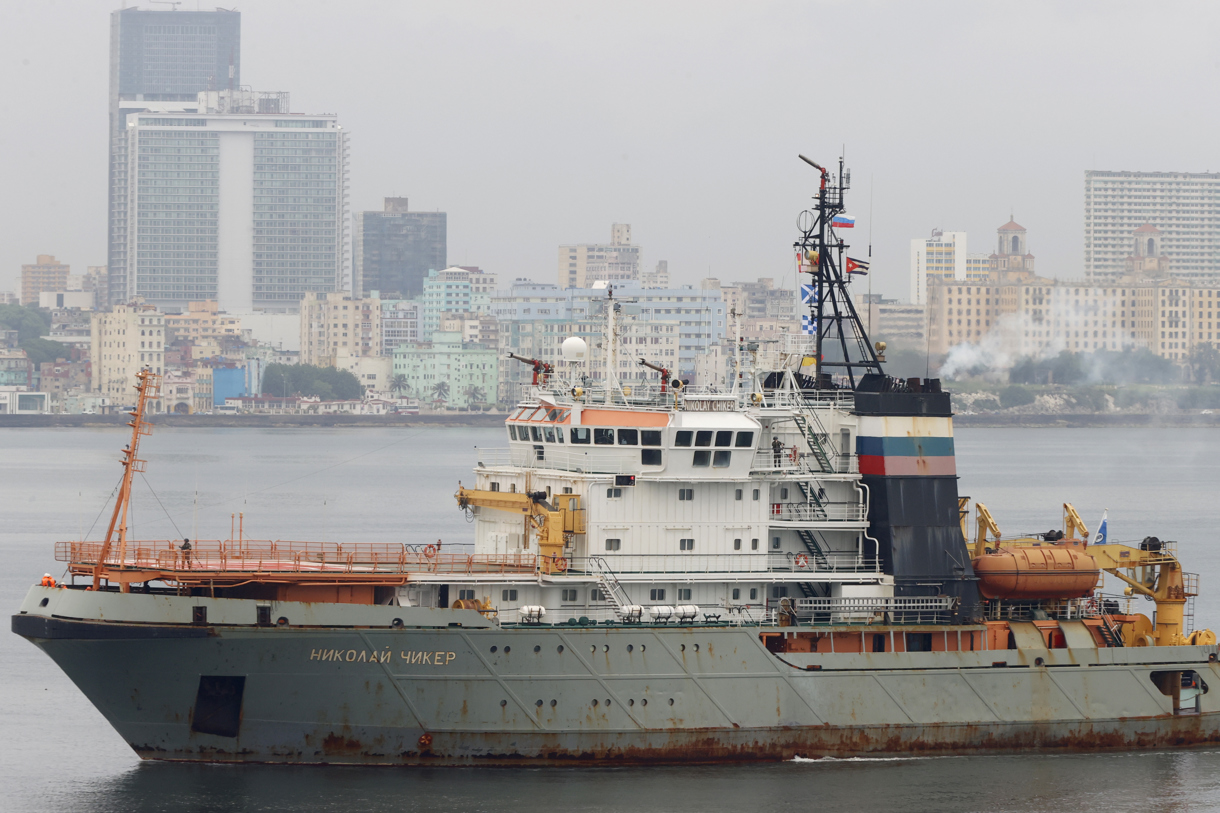 Fotografía donde se observa un buque perteneciente a la flotilla de la Marina de Guerra de Rusia este miércoles, en la Habana, (Cuba). EFE/ Ernesto Matrascusa