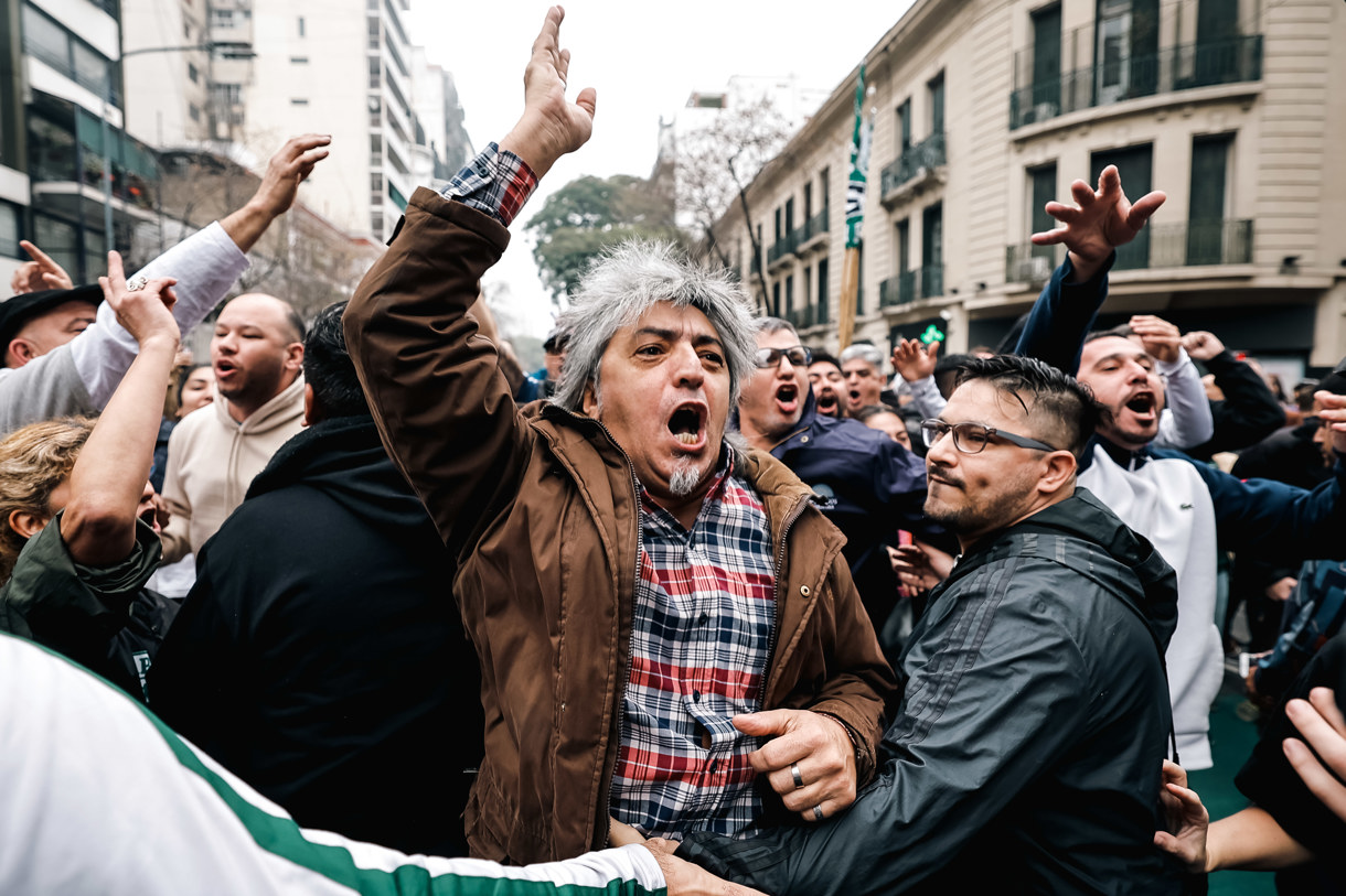 Personas protestan a las afueras del senado durante un debate este miércoles, en Buenos Aires (Argentina). EFE/ Juan Ignacio Roncoroni