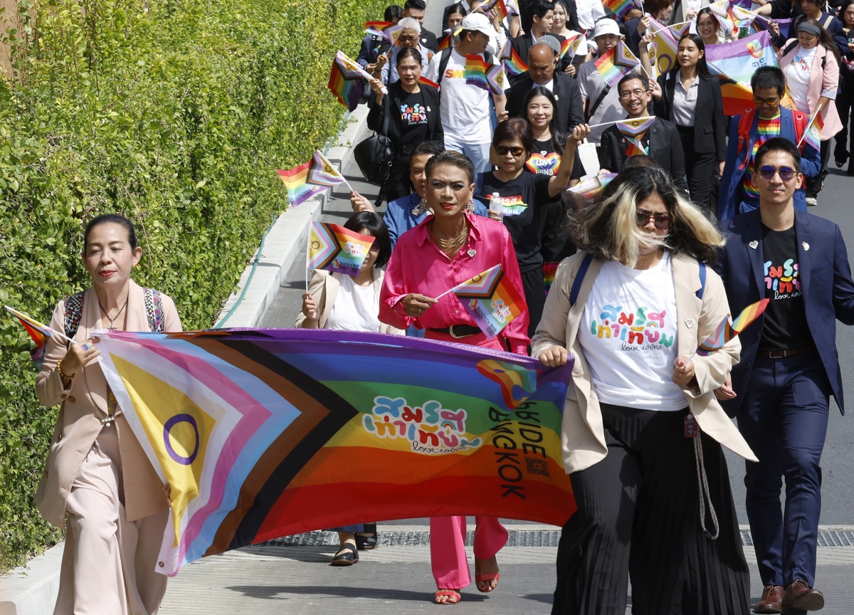 Activistas del colectivo LGBTQIA+ celebran la aprobación de la ley del matrimonio igualitario en Tailandia. EFE/EPA/NARONG SANGNAK