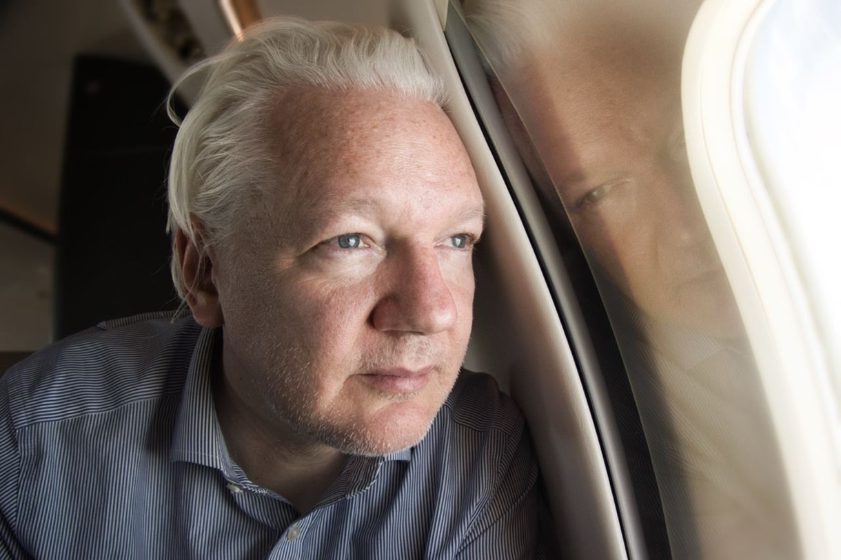 El fundador de Wikileaks, Julian Assange, en una imagen publicada por Wikileaks en X mientras su avión se aproxima al aeropuerto de Bangkok para hacer escala con el mensaje “Acercándonos a la libertad”. EFE/ Wikileaks -