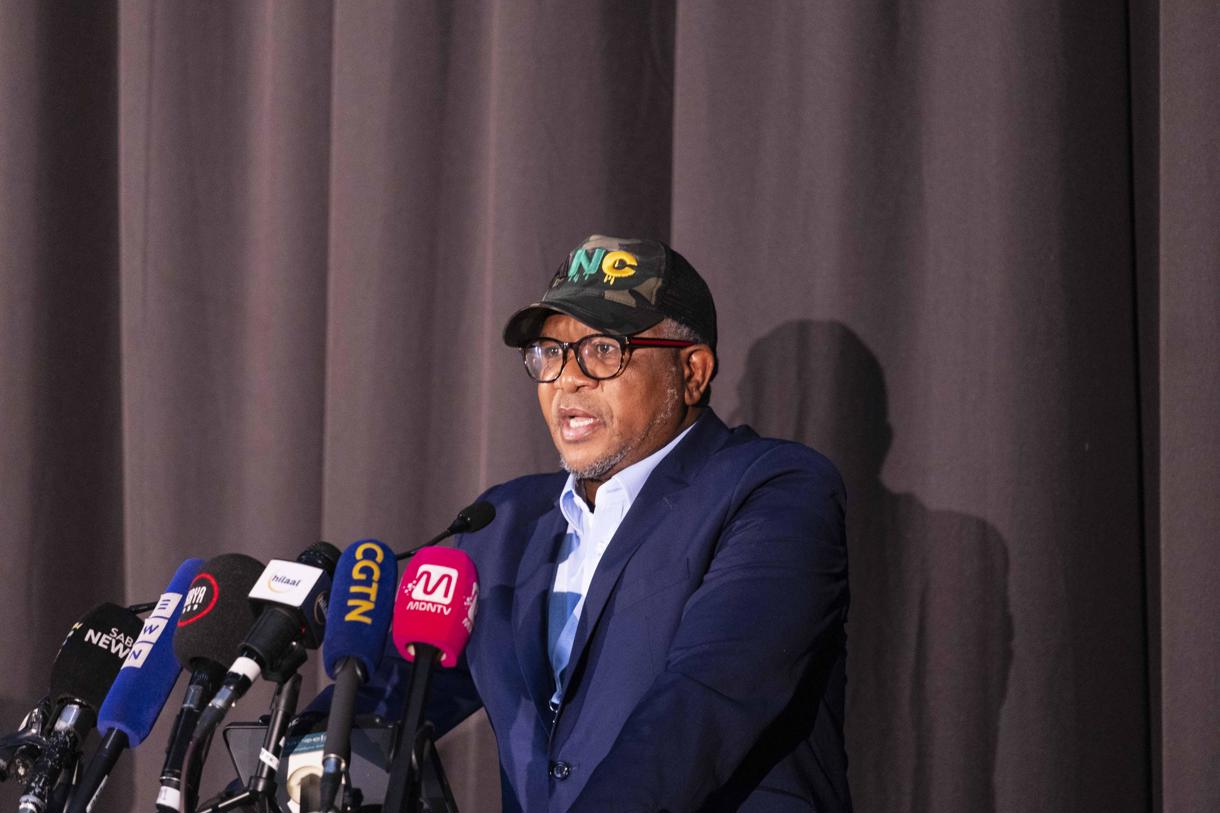 El secretario general del Congreso Nacional Africano, Fikile Mbalula, durante la rueda de prensa en la que admitió el descalabro electoral del partido gobernante en Sudáfrica. (Elecciones, Sudáfrica, Johannesburgo, Roma) EFE/EPA/KIM LUDBROOK