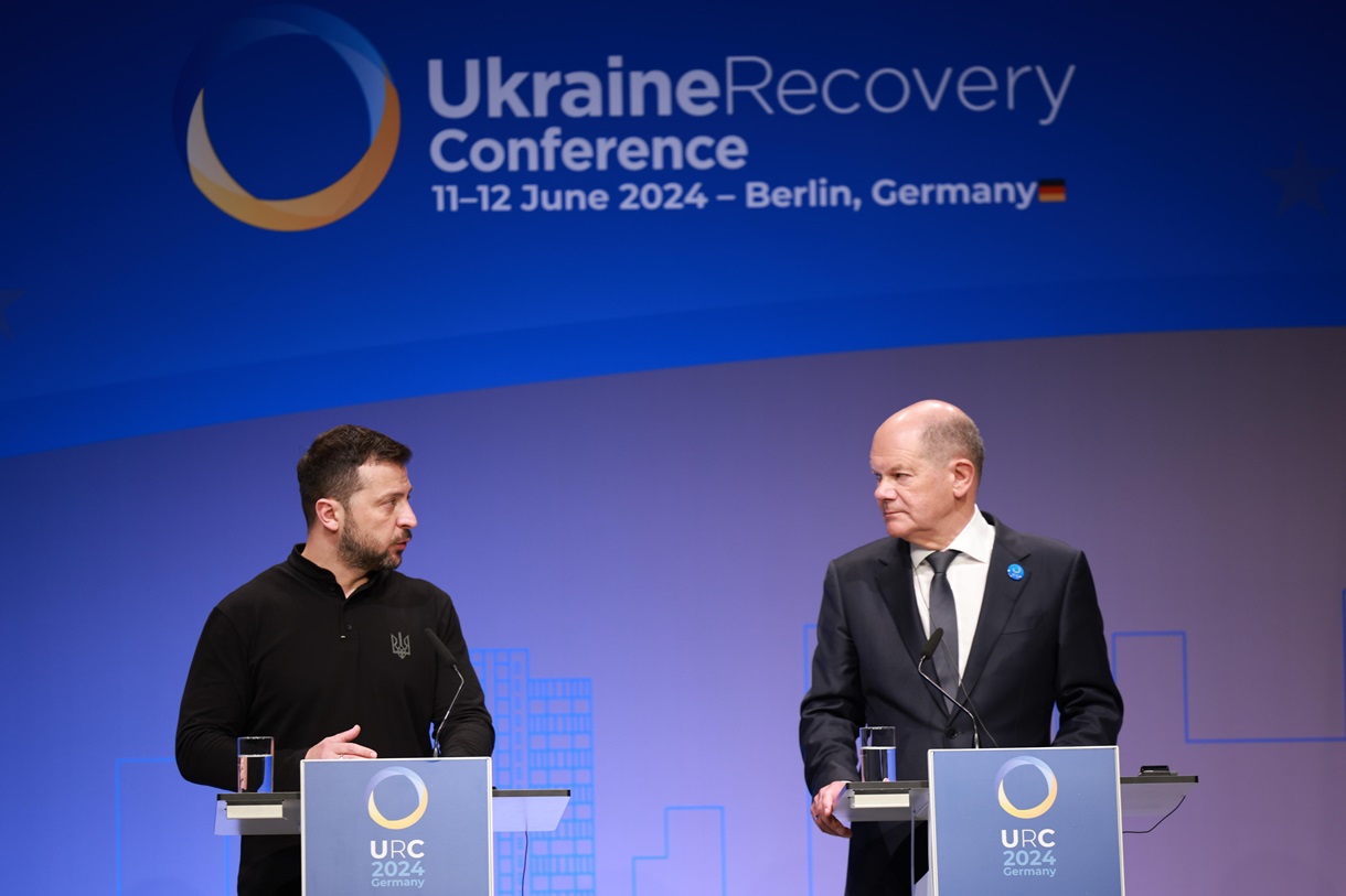 El presidente ucraniano Volodimir Zelenski (L) habla junto al canciller alemán Olaf Scholz (R) durante una conferencia de prensa conjunta dentro de la Conferencia de Recuperación de Ucrania 2024 en Berlín, Alemania, 11 de junio de 2024. (Zelenski, Alemania, Ucrania) EFE/EPA/CLEMENS BILAN