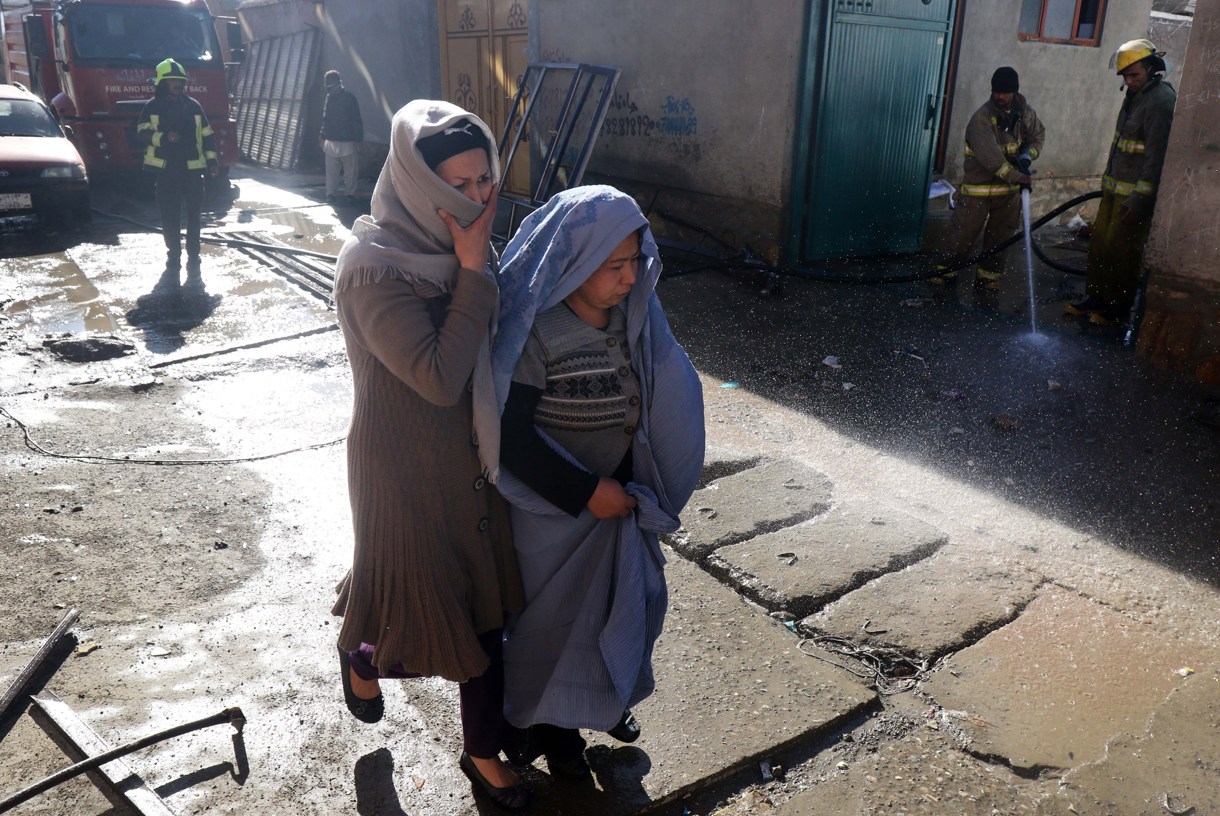 Dos mujeres afganas caminan por Kabul. EFE/ HEDAYATULLAH AMID