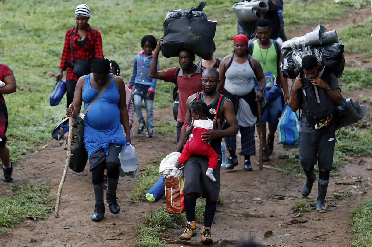 Fotografía de archivo que muestra a migrantes haitianos en su camino hacia Panamá por el Tapón del Darién en Acandi (Colombia). EFE/ Mauricio Dueñas Castañeda