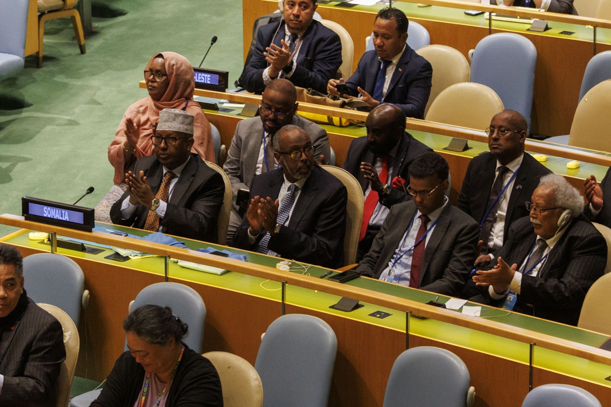 Representantes de Somalia reaccionan tras ser elegidos como nuevo miembro no permanente del Consejo de Seguridad de las Naciones Unidas tras una votación de la Asamblea General en la Sede de la ONU en Nueva York, Nueva York, EUA, el 6 de junio de 2024. EFE/Sarah Yenesel