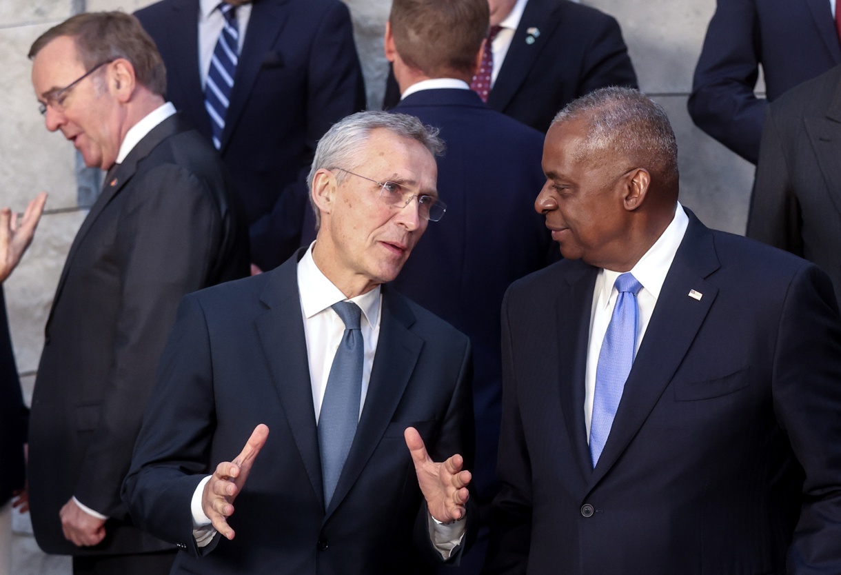 El secretario general de la OTAN, Jens Stoltenberg (i-delante), charla con el secretario de Defensa de Estados Unidos, Lloyd Austin durante la reunión de los responsables de Defensa de los países miembros de la OTAN en Bruselas, Bélgica, este viernes. EFE/ Olivier Hoslet