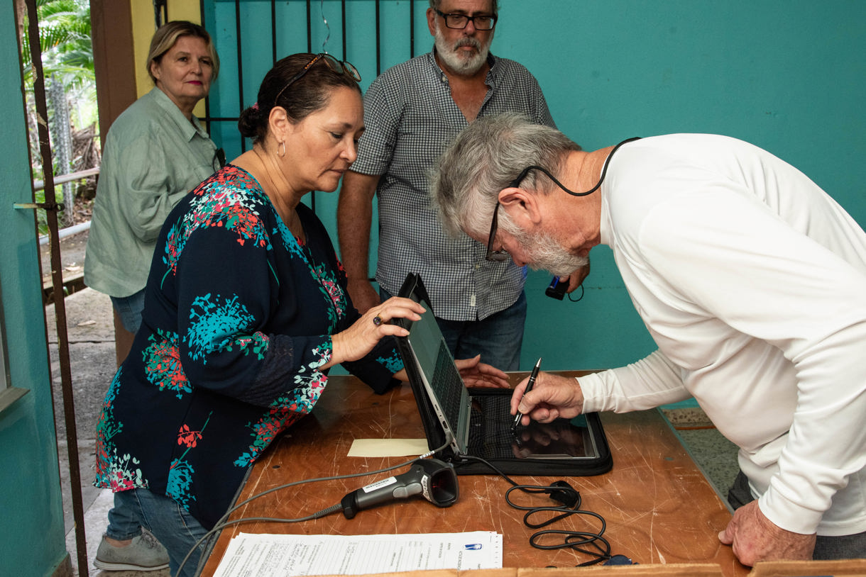 Ciudadanos votan en las elecciones primarias del Partido Popular Democrático y del Partido Nuevo Progresista este domingo en la Escuela Aurora Waldorf de San Juan (Puerto Rico). EFE/ Enid Salgado Mercado