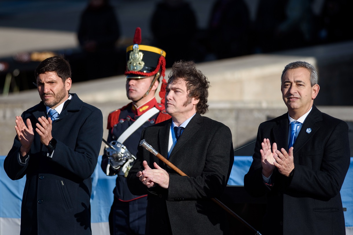 El gobernador de la provincia de Santa Fe, Maximiliano Pullaro (i); el presidente argentino Javier Milei (c) y el intendente de la ciudad de Rosario, Pablo Javkin participan en un acto en conmemoración del Día de la Bandera, este jueves, en la ciudad de Rosario (Argentina). EFE/ Franco Trovato Fuoco