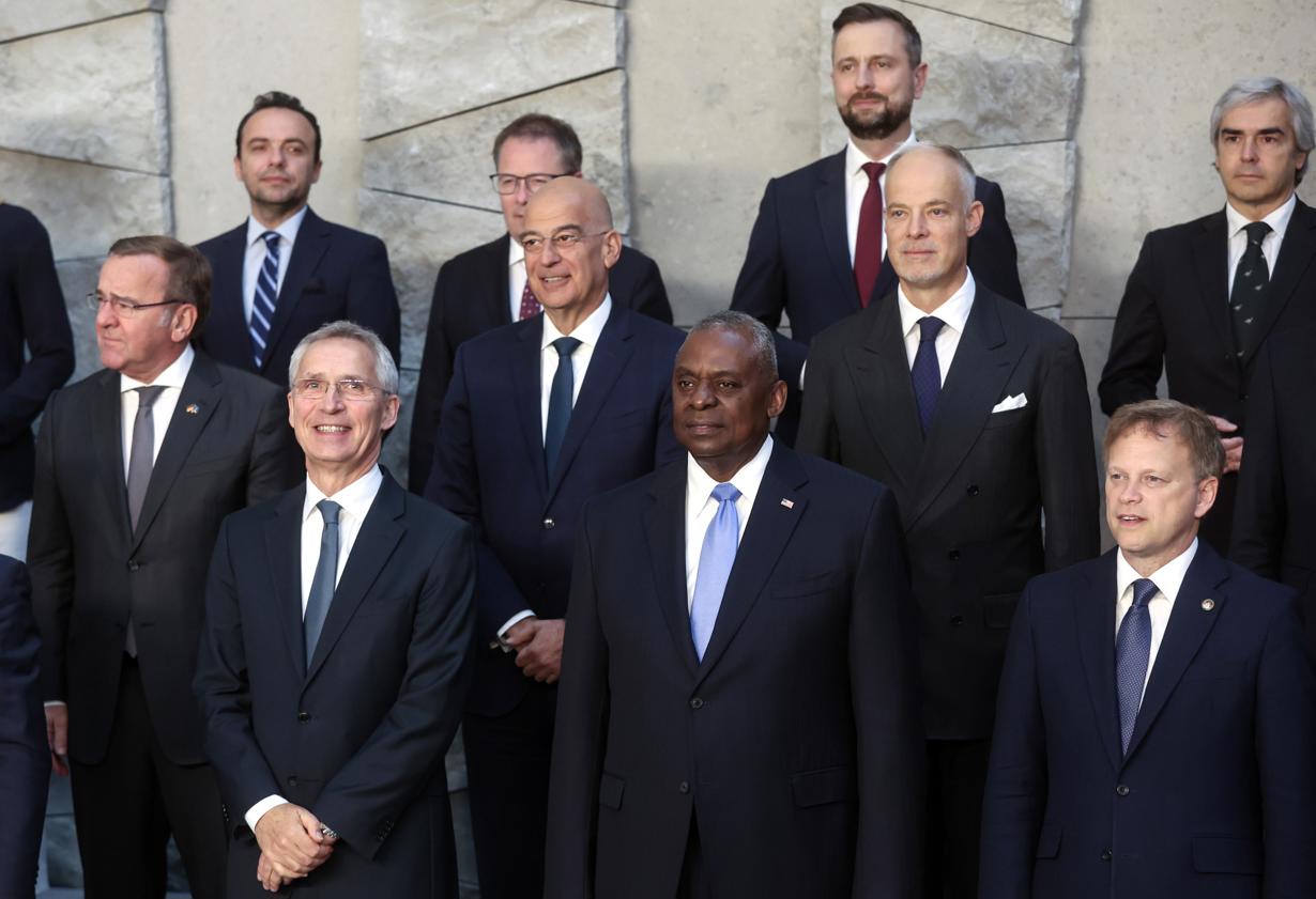 (Primera fila de izquierda a derecha) El secretario general de la OTAN, Jens Stoltenberg, el secretario de Defensa estadounidense, Lloyd Austin, y el secretario de Defensa británico, Grant Shapps, posan para una foto de familia con otros ministros de defensa en el segundo día de una reunión de ministros de defensa de la OTAN en la sede de la alianza en Bruselas, Bélgica, el 14 de junio de 2024. (Bélgica, Hungría, Ucrania, Bruselas) EFE/EPA/OLIVIER HOSLET EPA-EFE/