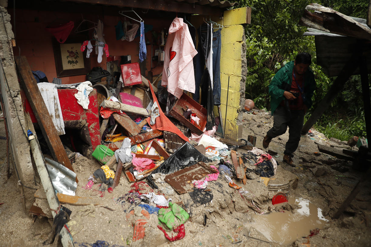 Fotografía donde se observan algunos elementos de una casa afectada por un derrumbe en la madrugada de este viernes, en Soyapango (El Salvador). EFE/ Rodrigo Sura