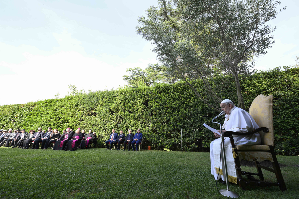 El papa Francisco en los Jardines Vaticanos, durante la conmemoración del décimo aniversario del abrazo entre el entonces presidente israelí Shimon Peres y el palestino Mahmud Abás en ese mismo lugar. EFE/ Oficina de Prensa del Vaticano