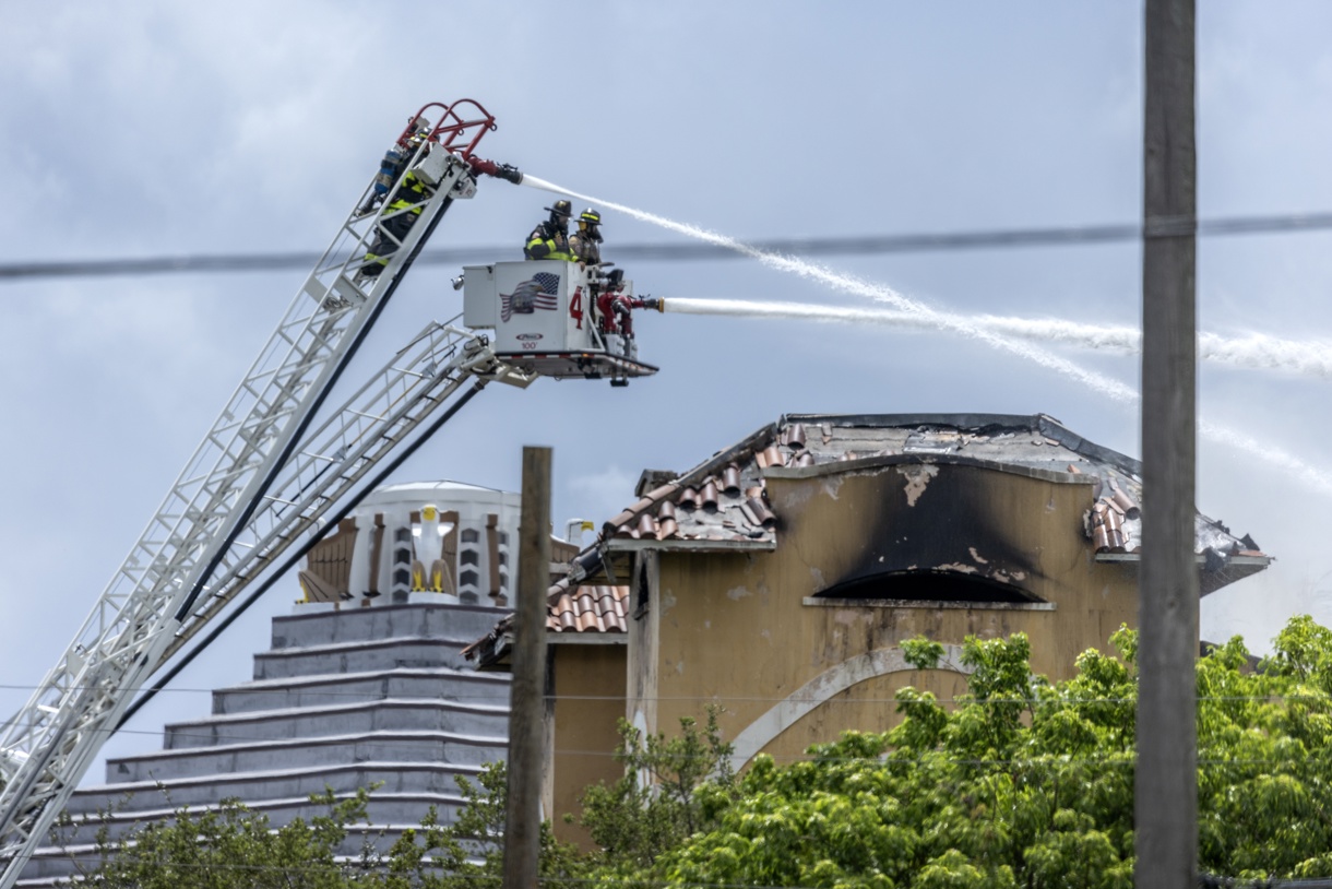 Los bomberos combaten un incendio en el complejo Temple Court Apartments en Miami, Florida, este lunes. EFE/CRISTOBAL HERRERA-ULASHKEVICH