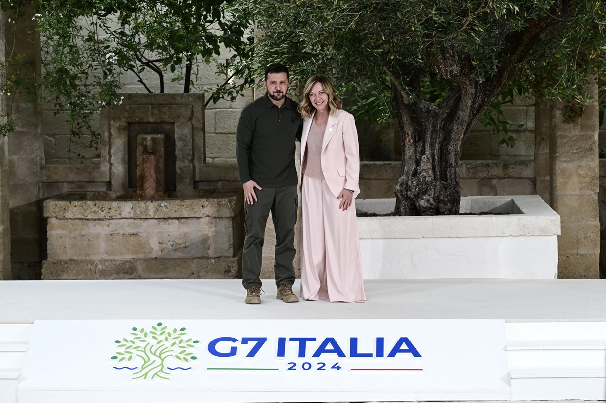 La primera Ministra de Italia, Giorgia Meloni (R), saluda al Presidente ucraniano Volodimir Zelenski (L) durante una ceremonia de bienvenida a la cumbre del G7 en Borgo Egnazia, sur de Italia, el 13 de junio de 2024. (Zelenski, Italia) EFE/EPA/CIRO FUSCO