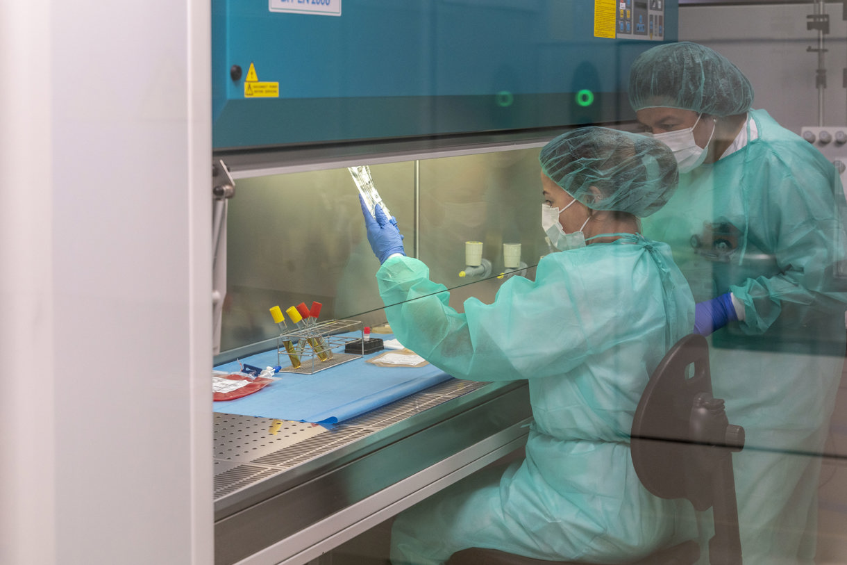 Fotografía de archivo fechada el 14 de enero de 2017 que muestra a 2 mujeres mientras trabajan en un laboratorio. EFE/ Román G. Aguilera