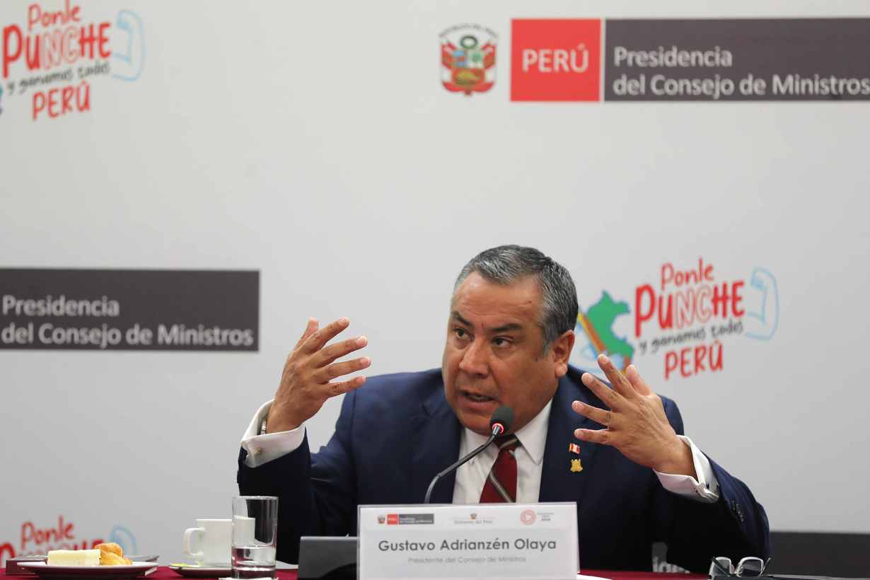 El presidente del Consejo de Ministros de Perú, Gustavo Adrianzén, habla durante una rueda de prensa, este 17 de junio de 2024, en Lima. EFE/Paolo Aguilar