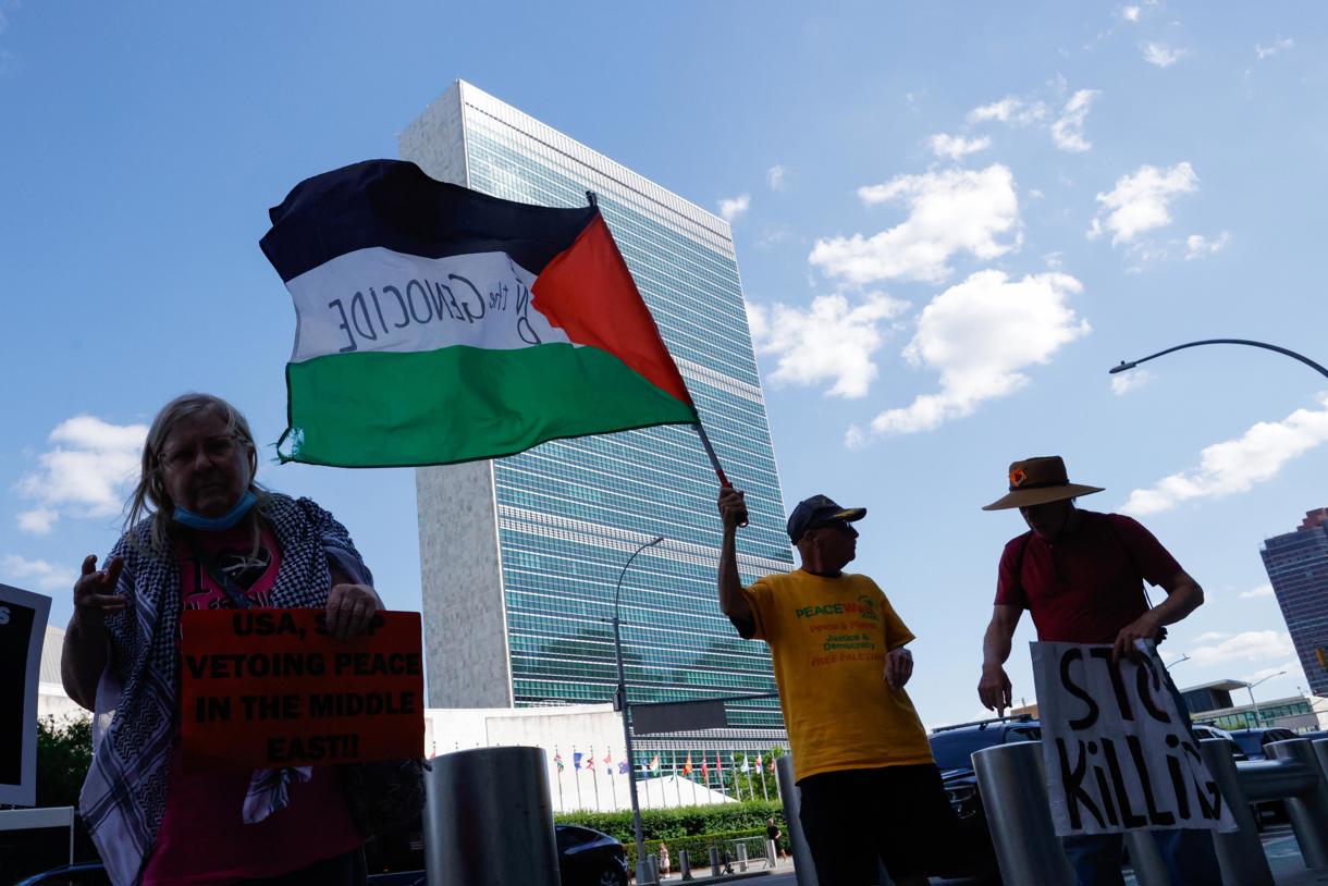 Un miembro del grupo Veteranos por la Paz sostiene una bandera palestina fuera de la misión de Estados Unidos ante las Naciones Unidas mientras se lleva a cabo una reunión del Consejo de Seguridad en la Sede de la ONU en Nueva York, Estados Unidos, el 28 de mayo de 2024. EFE/EPA/Kena Betancur