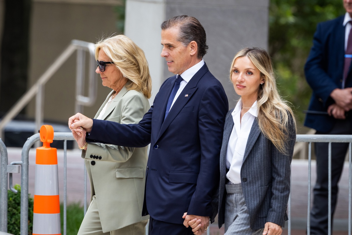 Hunter Biden (c) toma de la mano a la primera dama de EUA, Jill Biden (i) y de su esposa, Melissa Cohen Biden (d). cuando sale de su juicio federal por armas después de que un jurado lo declaró culpable de 3 cargos por armas en el Tribunal Federal de Distrito, en Wilmington, Delaware, EUA. EFE/Jim Lo Scalzo