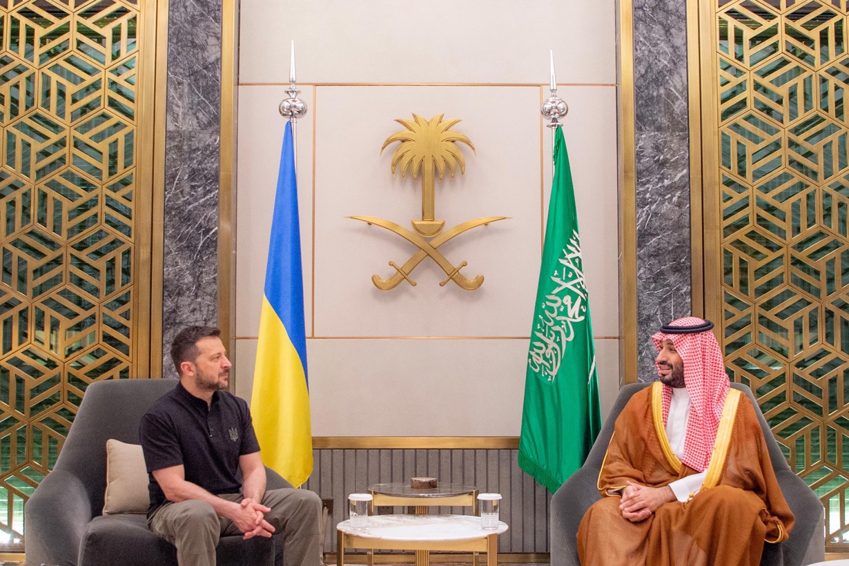 Una fotografía proporcionada por el Palacio Real Saudita muestra al Príncipe Heredero Saudita Mohammed bin Salman (R) reuniéndose con el Presidente ucraniano Volodimir Zelensky en Jeddah, Arabia Saudita, el 12 de junio de 2024. (Zelenski, Arabia Saudita, Ucrania) EFE/EPA/BANDAR ALJALOUD/PALACIO REAL