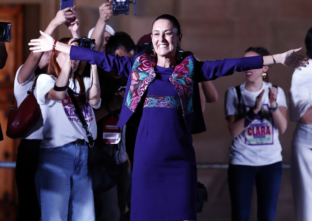 La oficialista Claudia Sheinbaum, ganadora de la elección, saluda a simpatizantes la madrugada de este lunes en la plancha del Zócalo en la Ciudad de México (México). EFE/Mario Guzmán