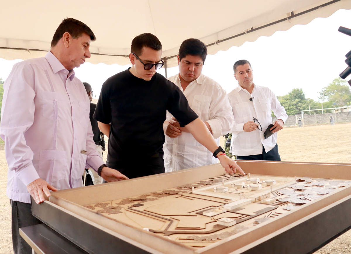 Fotografía cedida por la Presidencia de Ecuador del presidente ecuatoriano, Daniel Noboa (c), observando una maqueta de una cárcel este viernes, en Santa Elena (Ecuador). EFE/ Presidencia de Ecuador