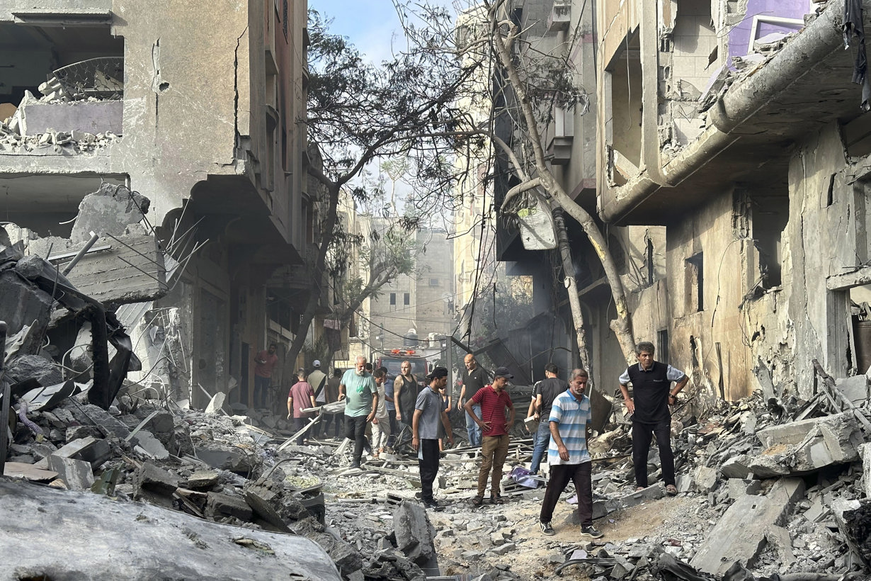 Imagen de una zona destruida tras una operación militar israelí en el campo de refugiados de Nuseirat, en la zona central de la Franja de Gaza, el 8 de junio de 2024. EFE/STR