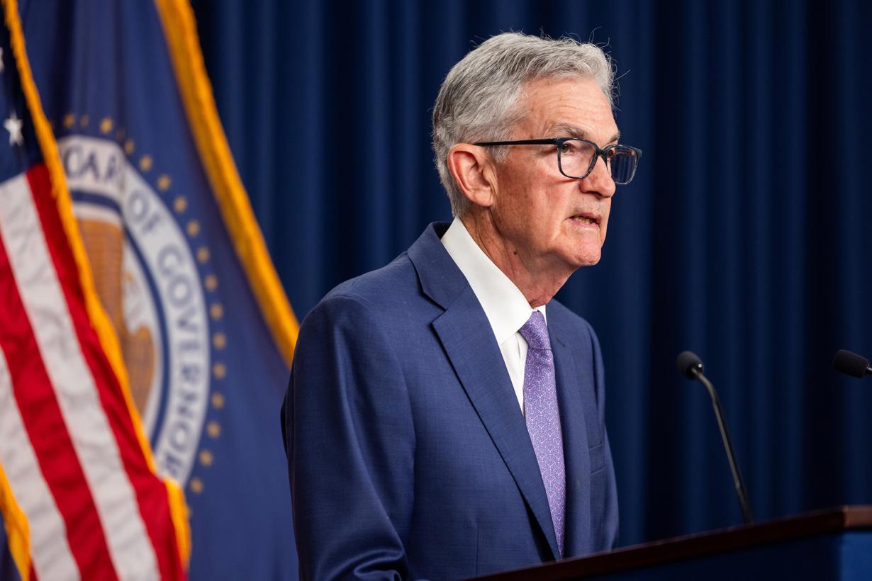 El presidente de la Junta de la Reserva Federal de Estados Unidos, Jerome Powell, se prepara para hablar con los periodistas después de que la Reserva Federal se abstuviera una vez más de subir las tasas de interés tras su conferencia de 2 días en la Reserva Federal en Washington, DC. Estados Unidos. EFE/Jim Lo Sclazo