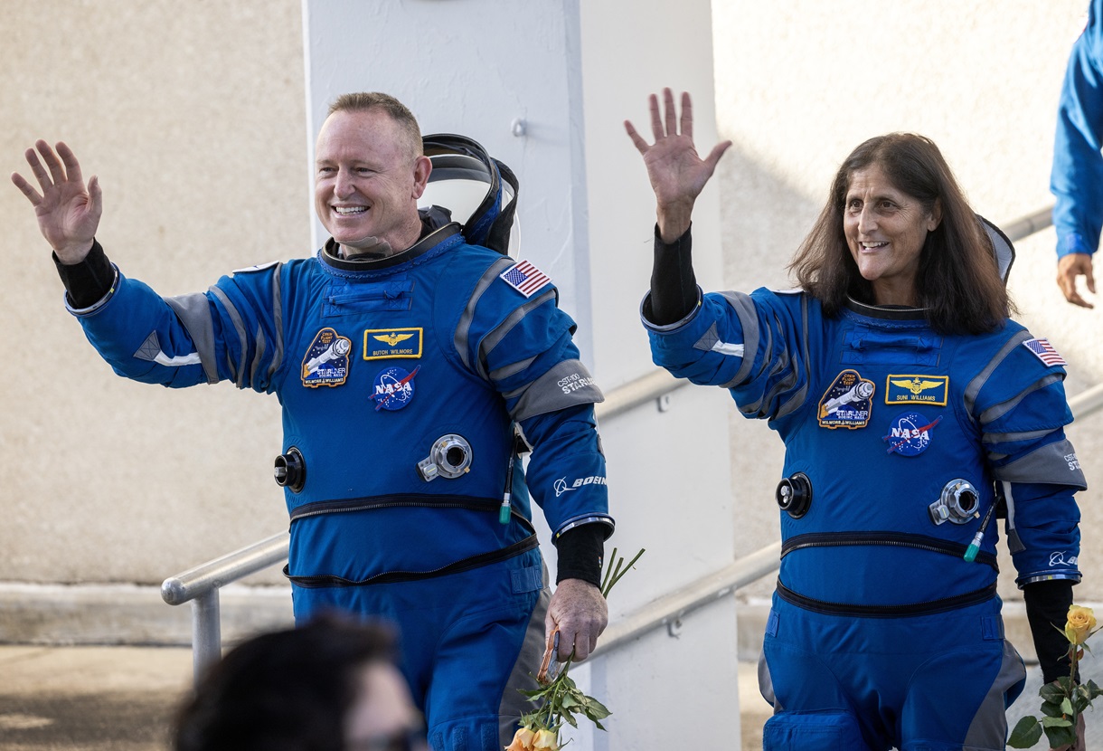 Miembros de la tripulación de vuelo de prueba de Boeing de la NASA Butch Wilmore (i) y Suni Williams, ambos de la Administración Nacional de Aeronáutica y del Espacio (NASA), salen del Neil A. Edificio de Operaciones y Pago de Armstrong al Complejo de Lanzamiento Espacial-41 en Titusville, Florida, EUA. EFE/EPA/CRISTOBAL HERRERA-ULASHKEVICH